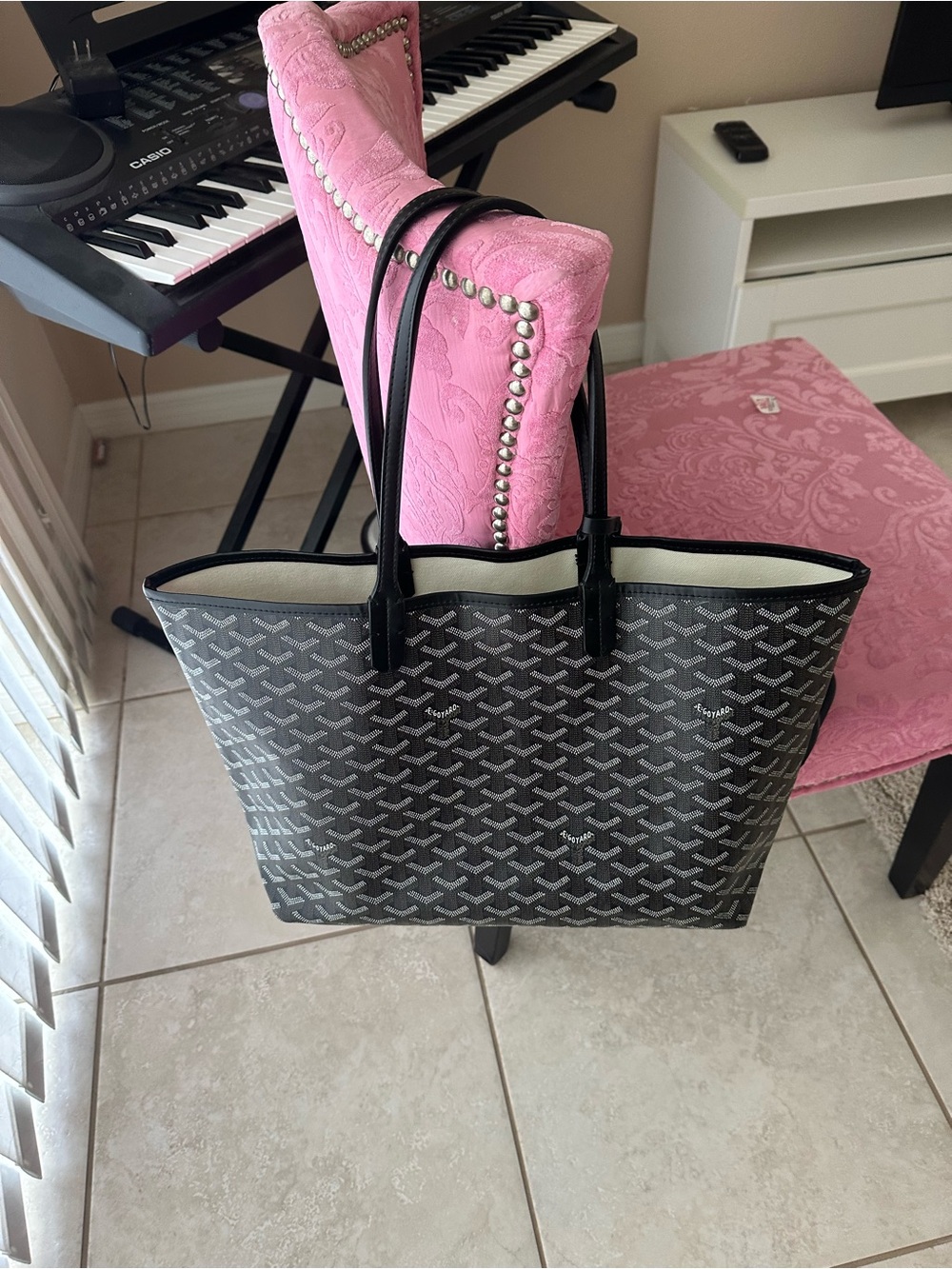 Classic Black Patterned Tote Bag - Stylish Everyday Carry - Picture 7 of 13